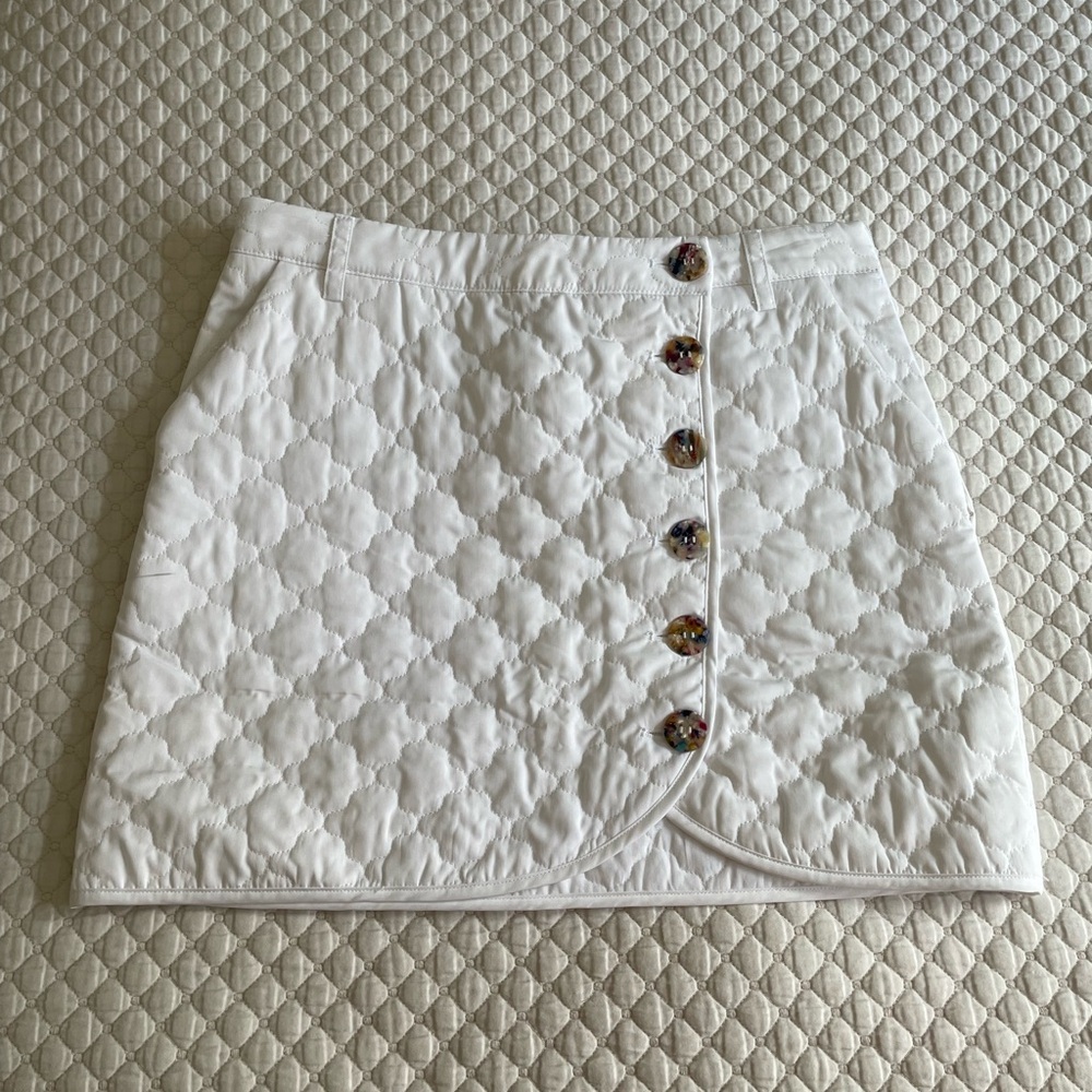 En Saison White Quilted Mini Skirt with Floral Accents
